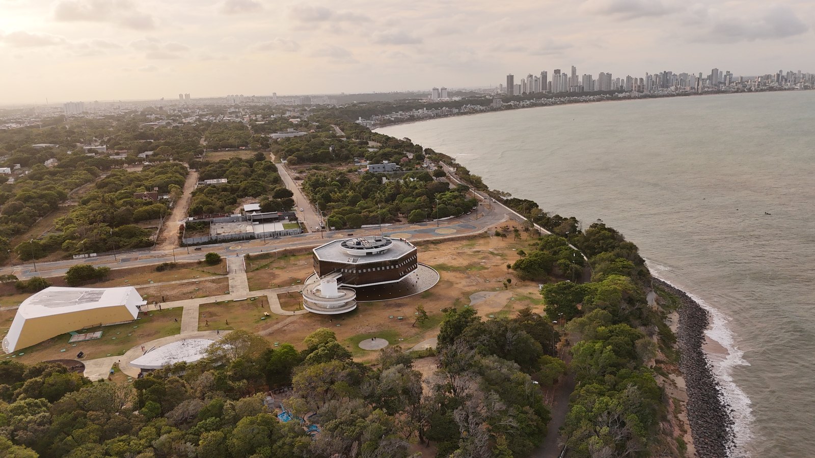 Vista aérea de João Pessoa a partir da Estação Cabo Branco, com a orla e os prédios da cidade ao fundo