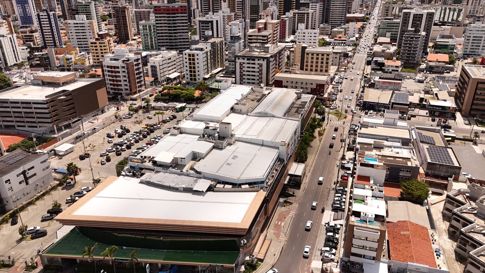 Vista aérea do bairro de Manaíra em João Pessoa, com o Mag Shopping e a avenida