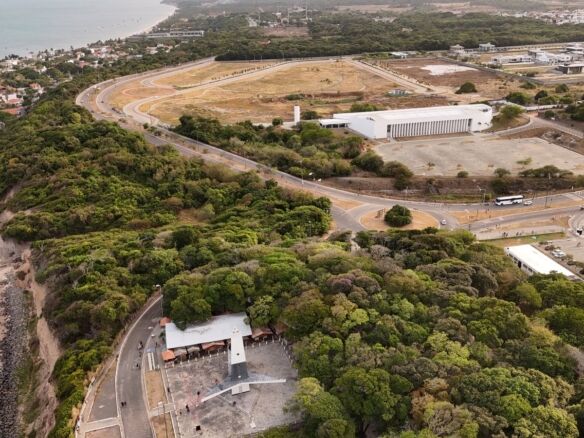 Vista aérea do Farol do Cabo Branco com o Centro de Convenções e a área do Polo Turístico ao fundo
