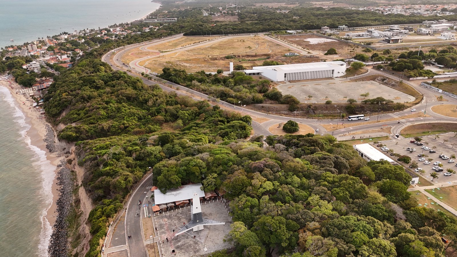 Vista aérea do Farol do Cabo Branco com o Centro de Convenções e a área do Polo Turístico ao fundo