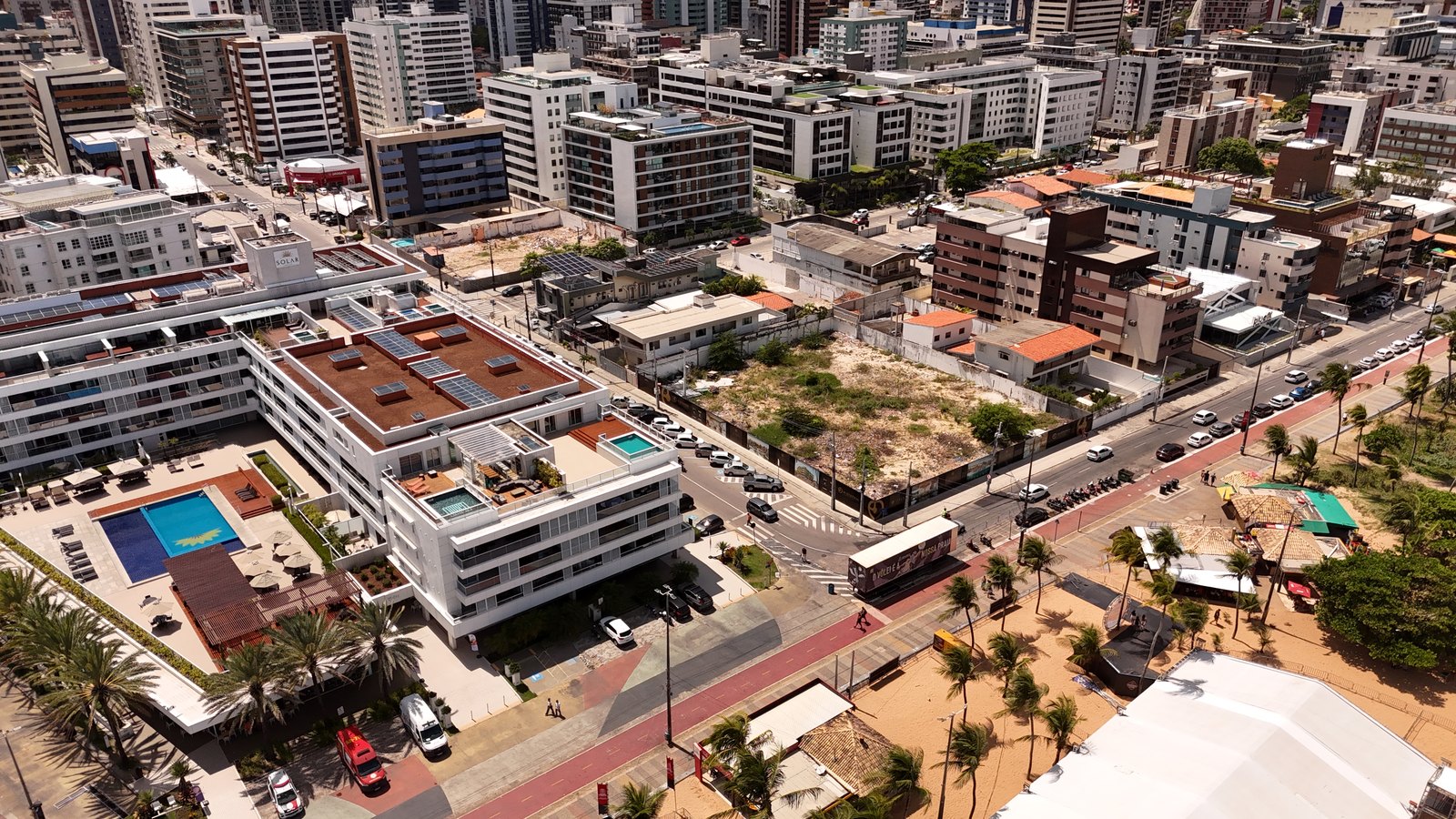 Vista aérea do bairro de Tambaú em João Pessoa, com prédios e a faixa de areia